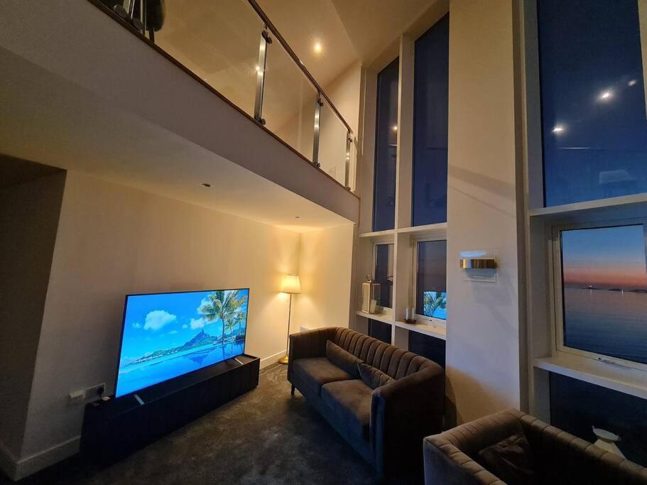 The Panoramic - The Finest Apartment In The City - By Tifa Stays Суонзи Екстериор снимка