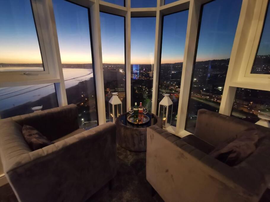 The Panoramic - The Finest Apartment In The City - By Tifa Stays Суонзи Екстериор снимка